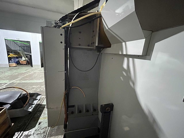 Haas + kawasaki - 2007 - vf-3dhe - verticale machinecentra + laad- ontlaadrobot - afbeelding 22 van  24