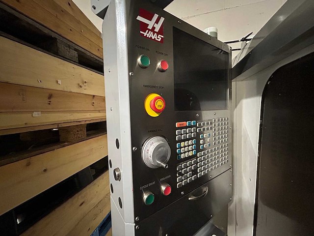 Haas + kawasaki - 2007 - vf-3dhe - verticale machinecentra + laad- ontlaadrobot - afbeelding 24 van  24