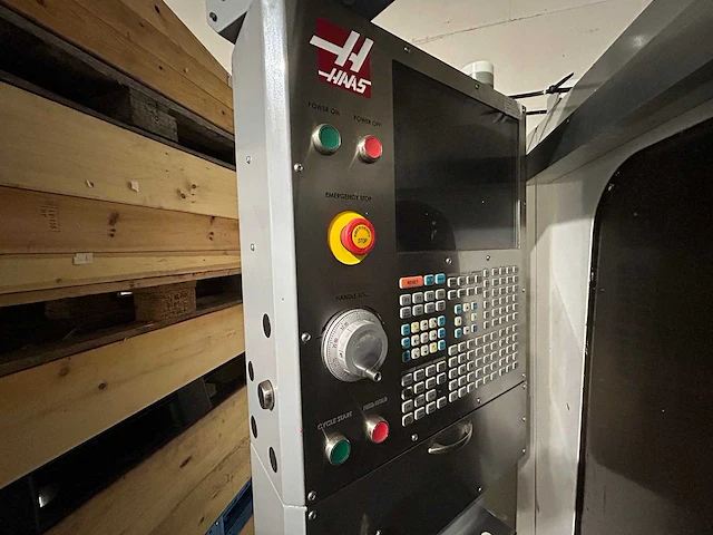 Haas + kawasaki - 2007 - vf-3dhe - verticale machinecentra + laad- ontlaadrobot - afbeelding 17 van  24