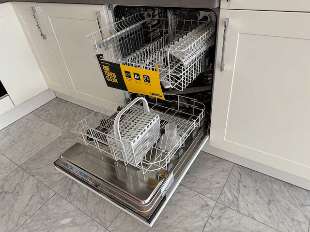 Häcker - showroomkeuken met apparatuur - afbeelding 30 van  35