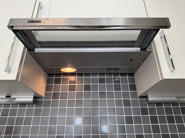 Häcker - showroomkeuken met apparatuur - afbeelding 5 van  35