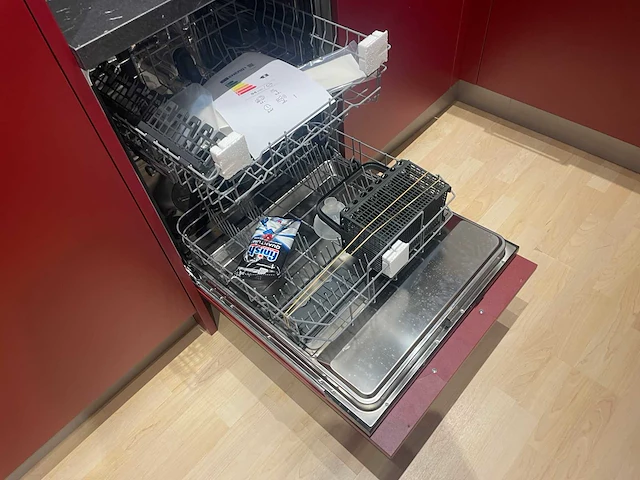 Häcker - showroomkeuken met pelgrim / whirlpool apparatuur - afbeelding 3 van  27