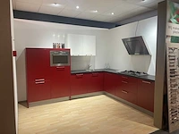 Häcker - showroomkeuken met pelgrim / whirlpool apparatuur