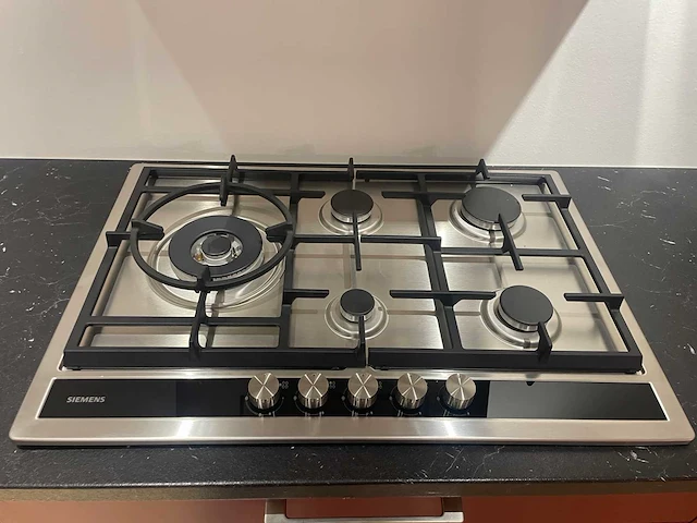 Häcker - showroomkeuken met pelgrim / whirlpool apparatuur - afbeelding 20 van  24