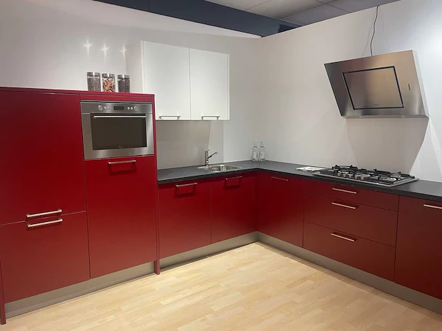Häcker - showroomkeuken met pelgrim / whirlpool apparatuur - afbeelding 2 van  24