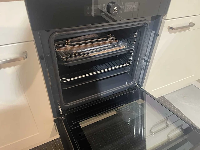 Häcker - showroomkeuken met whirlpool apparatuur - afbeelding 8 van  21