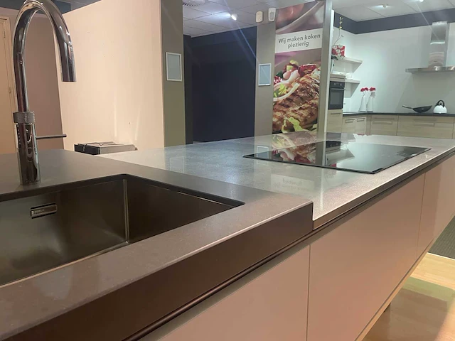 Häcker systemat - showroomkeuken met aeg / bauknecht apparatuur - afbeelding 9 van  45