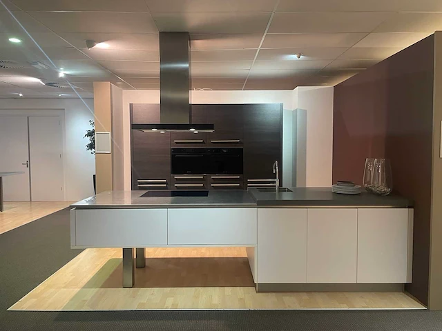 Häcker systemat - showroomkeuken met aeg / bauknecht apparatuur - afbeelding 1 van  45