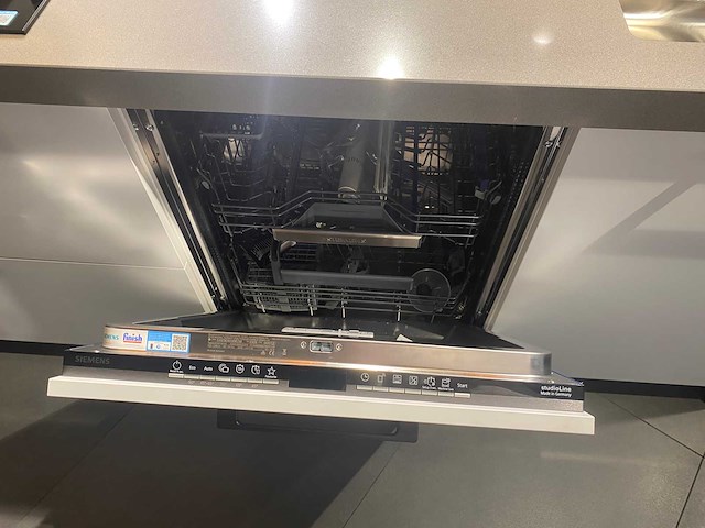 Häcker systemat - showroomkeuken met siemens studioline apparatuur - afbeelding 8 van  25