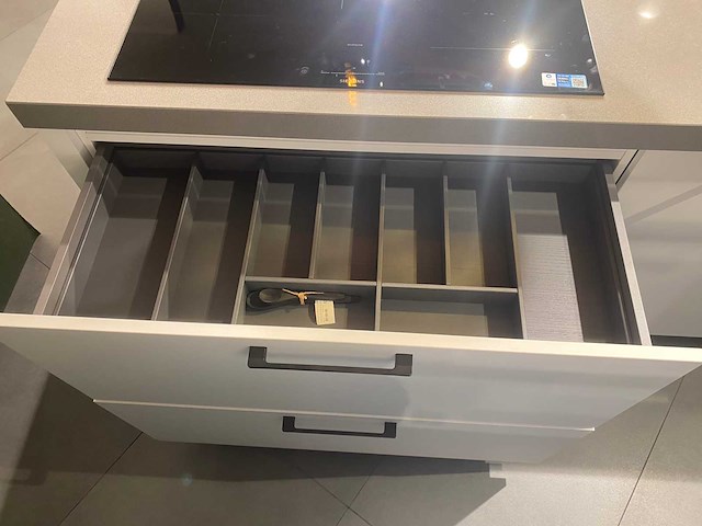 Häcker systemat - showroomkeuken met siemens studioline apparatuur - afbeelding 10 van  25