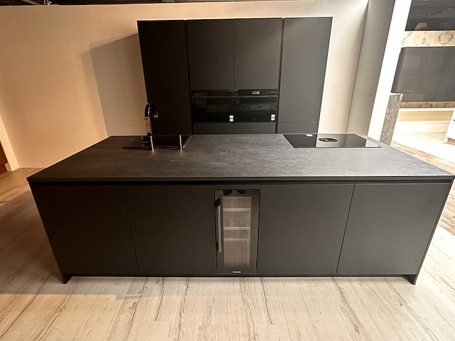Häcker topsoft mat zwart eiland keuken - afbeelding 1 van  21