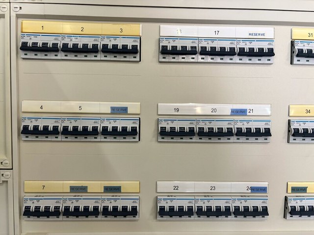 Hager spanning kast met inhoud, hager - afbeelding 6 van  6
