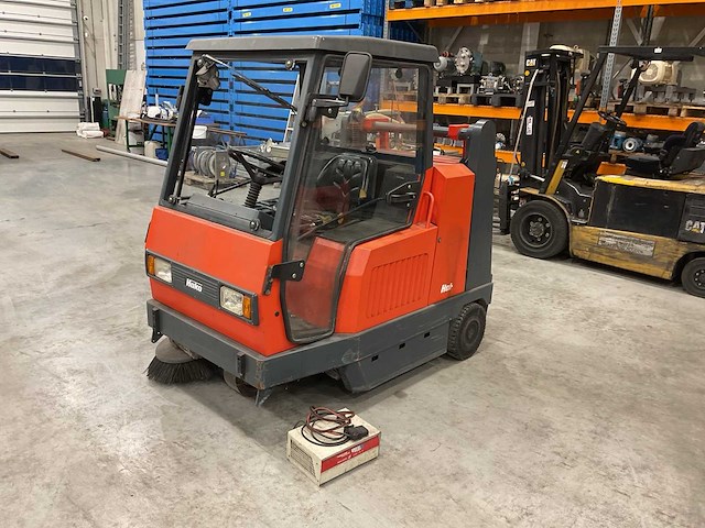Hako 1450e industriële zit-veegmachine - afbeelding 1 van  8