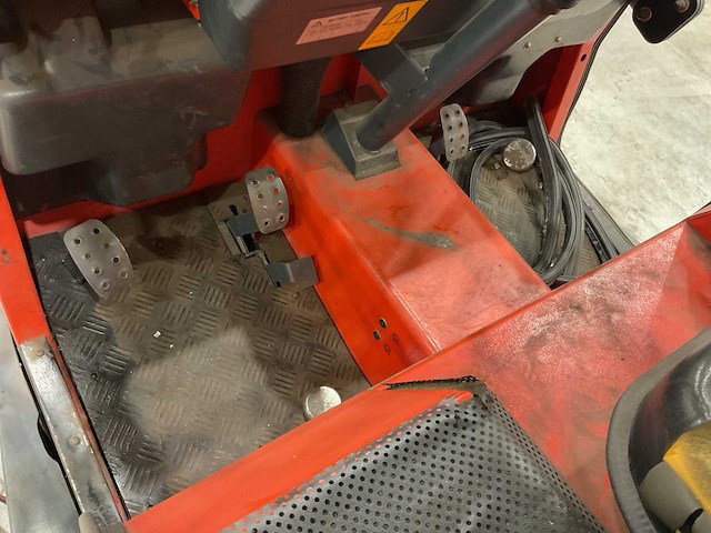 Hako 1450e industriële zit-veegmachine - afbeelding 6 van  8