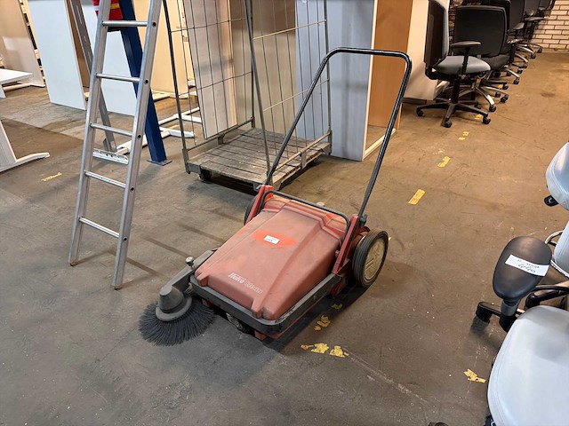 Hako clean handveegmachine industriële vloerreiniger met zijborstel - afbeelding 1 van  4