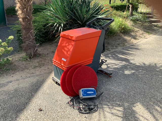 Hako hakomatic b430 zelfrijdende schrobmachine - afbeelding 1 van  10