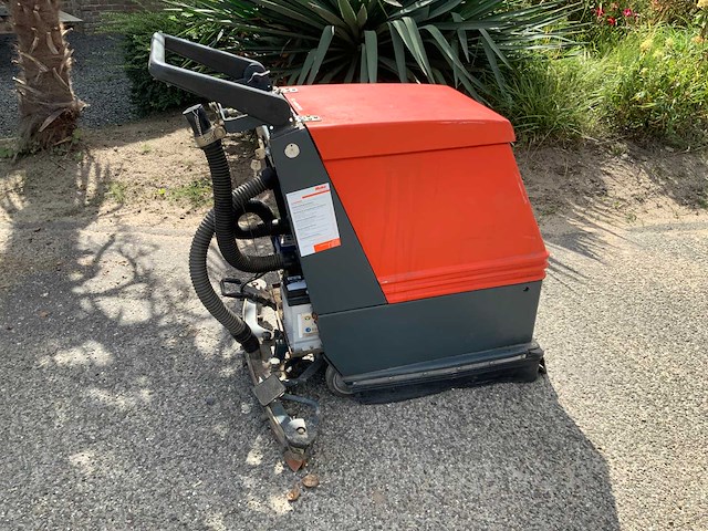 Hako hakomatic b430 zelfrijdende schrobmachine - afbeelding 9 van  10