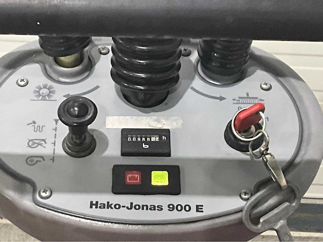 Hako jonas 900 e zelfrijdende opzitveegmachine accu’s 2023 - afbeelding 9 van  9