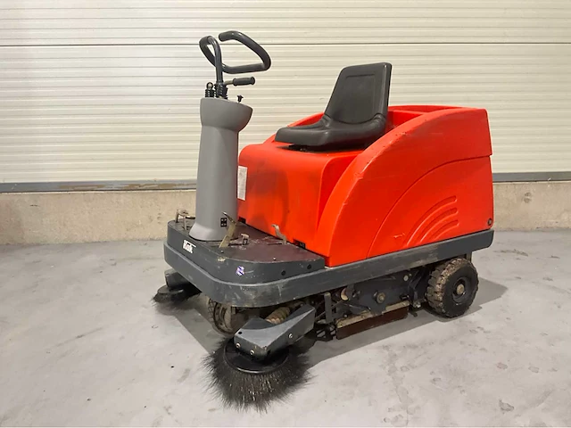 Hako jonas 900 e zelfrijdende opzitveegmachine accu’s 2023 - afbeelding 1 van  13
