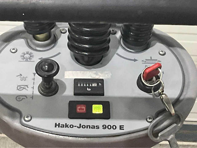 Hako jonas 900 e zelfrijdende opzitveegmachine accu’s 2023 - afbeelding 13 van  13