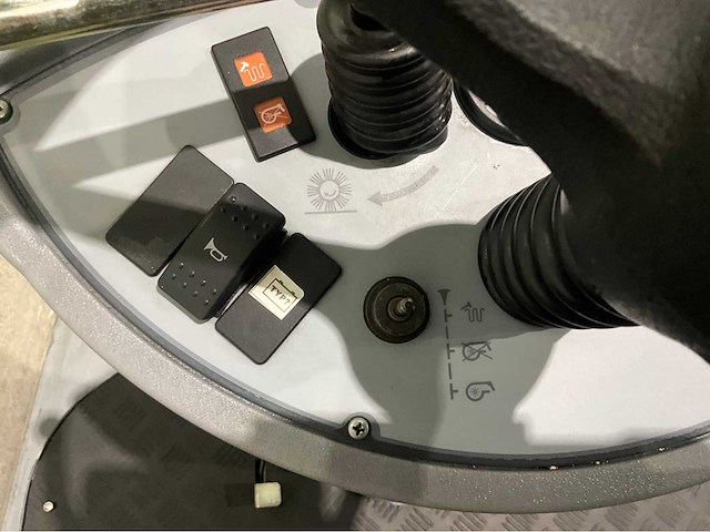 Hako powerboss 49 b opzit veeg/zuigmachine accu’s 2022 - afbeelding 4 van  13