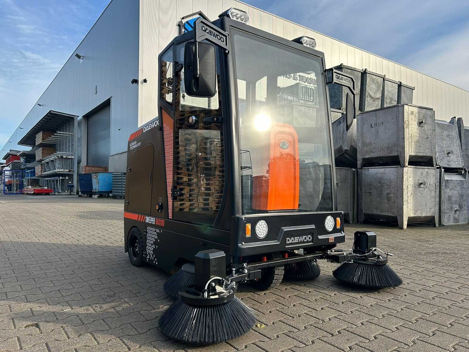 Hakselaars, veegmachines, kasten en gereedschappen