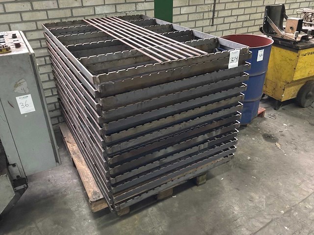 Half fabrikaat stal mestrooster (24x) staal - afbeelding 2 van  3