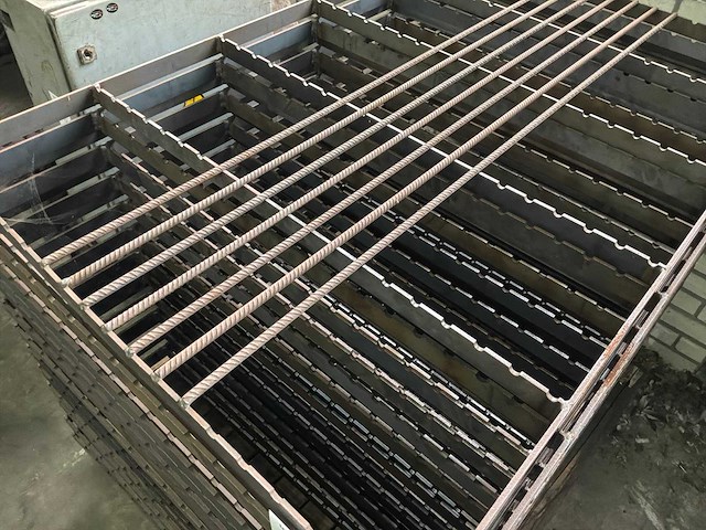 Half fabrikaat stal mestrooster (24x) staal - afbeelding 3 van  3