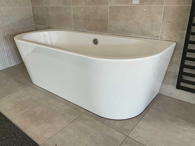 Half vrijstaand bad - afbeelding 1 van  6