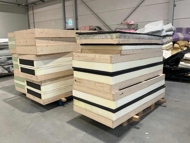 Halffabricaat bedden en hockers - afbeelding 6 van  7