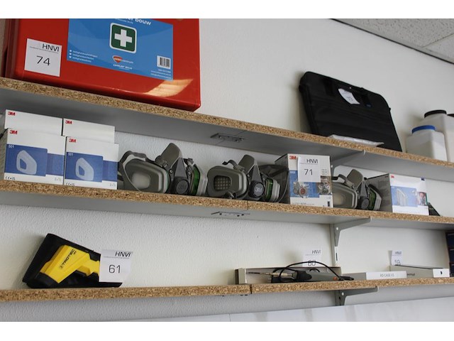 Halfgezichtsmaskers en filters 3m op schap. - afbeelding 1 van  4