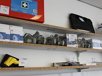 Halfgezichtsmaskers en filters 3m op schap. - afbeelding 1 van  4