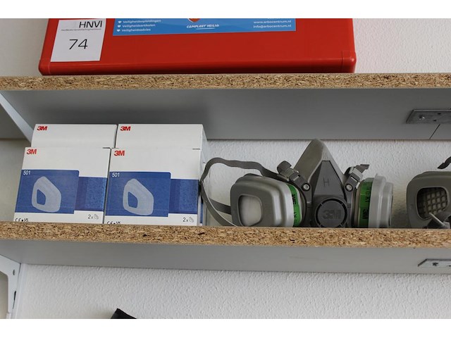 Halfgezichtsmaskers en filters 3m op schap. - afbeelding 2 van  4