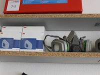 Halfgezichtsmaskers en filters 3m op schap. - afbeelding 2 van  4