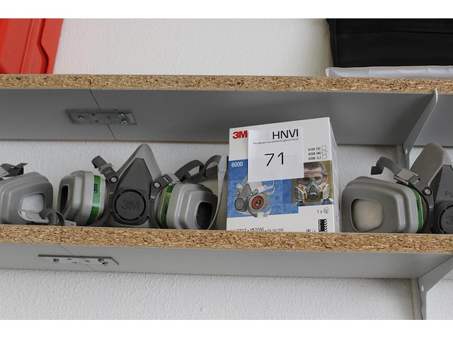 Halfgezichtsmaskers en filters 3m op schap. - afbeelding 3 van  4