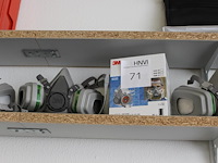 Halfgezichtsmaskers en filters 3m op schap. - afbeelding 3 van  4