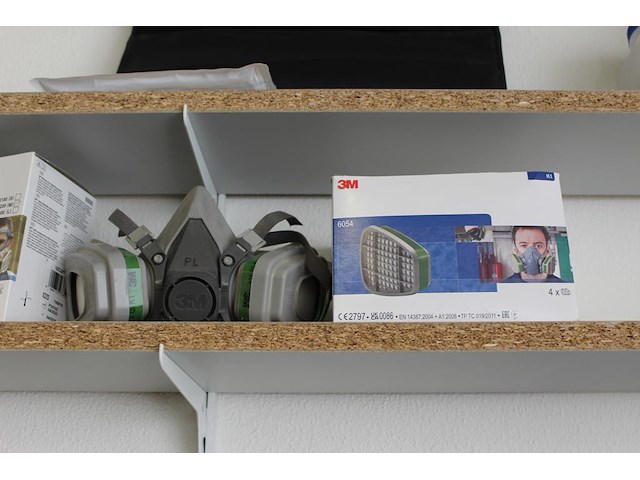 Halfgezichtsmaskers en filters 3m op schap. - afbeelding 4 van  4