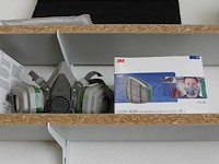 Halfgezichtsmaskers en filters 3m op schap. - afbeelding 4 van  4