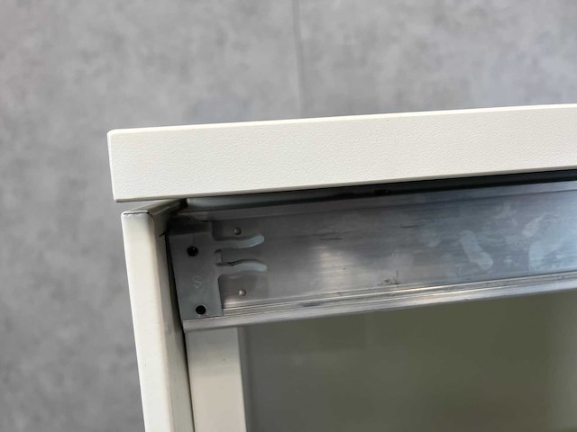 Halfhoge akoestische schuifdeurkast - afbeelding 8 van  9