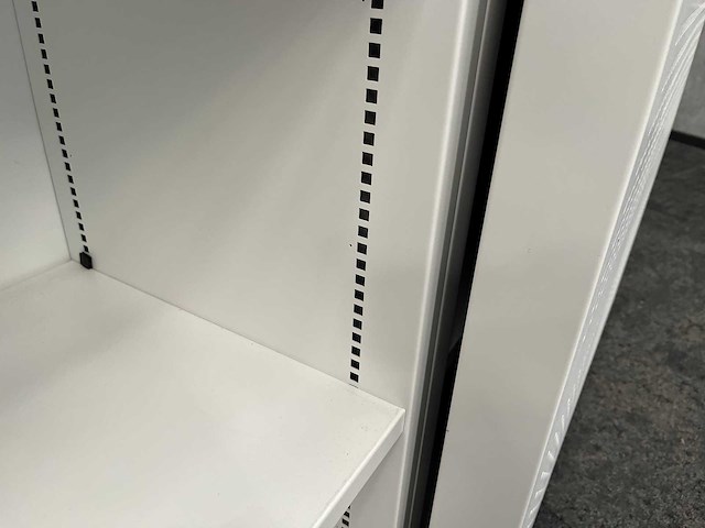 Halfhoge stalen akoestische schuifdeurkast - afbeelding 5 van  6