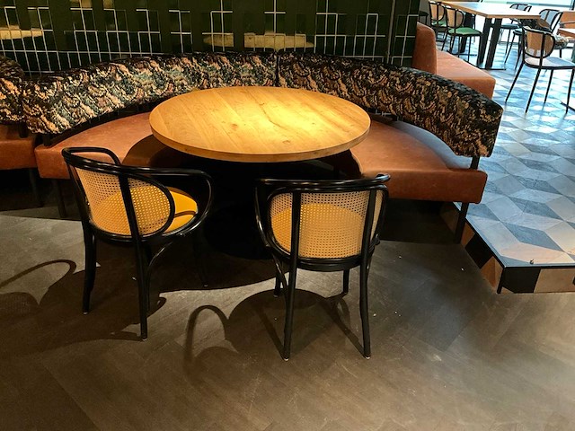 Halfrond eethoek opstelling - afbeelding 1 van  4