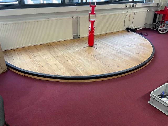 Halfrond houten podium - afbeelding 1 van  2