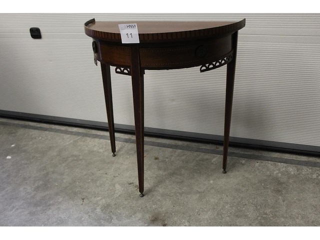 Halfronde side-table. onderrand dient opgeknapt te worden. breedte 71 cm. hoogte 75 cm. diepte 35 cm - afbeelding 1 van  4
