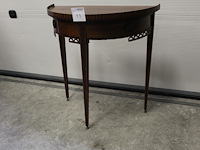 Halfronde side-table. onderrand dient opgeknapt te worden. breedte 71 cm. hoogte 75 cm. diepte 35 cm - afbeelding 1 van  4