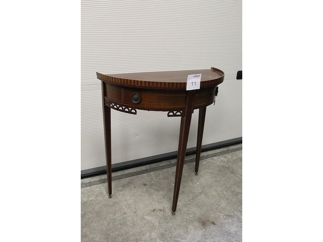 Halfronde side-table. onderrand dient opgeknapt te worden. breedte 71 cm. hoogte 75 cm. diepte 35 cm - afbeelding 2 van  4