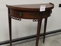 Halfronde side-table. onderrand dient opgeknapt te worden. breedte 71 cm. hoogte 75 cm. diepte 35 cm - afbeelding 2 van  4