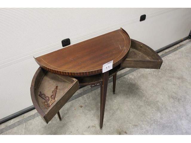 Halfronde side-table. onderrand dient opgeknapt te worden. breedte 71 cm. hoogte 75 cm. diepte 35 cm - afbeelding 3 van  4