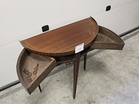 Halfronde side-table. onderrand dient opgeknapt te worden. breedte 71 cm. hoogte 75 cm. diepte 35 cm - afbeelding 3 van  4
