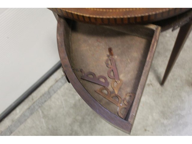 Halfronde side-table. onderrand dient opgeknapt te worden. breedte 71 cm. hoogte 75 cm. diepte 35 cm - afbeelding 4 van  4