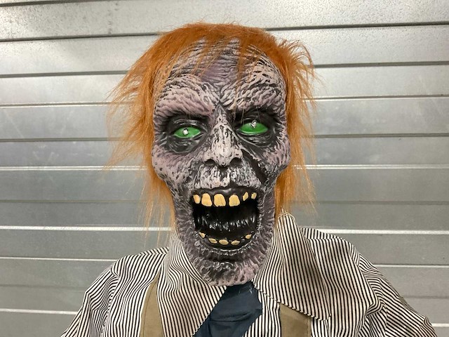 Halloween animatronic chainsaw killer - afbeelding 2 van  4